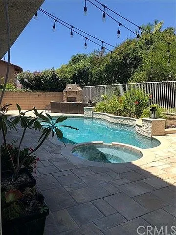 ba5d1434b5ef7b33026261654fcd7137-cc_ft_768